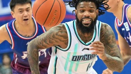 青岛官宣外援鲍威尔回归 上赛季场均25.5+7.1+6.3