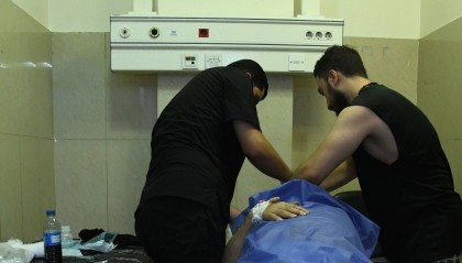 叙利亚：救治伤者