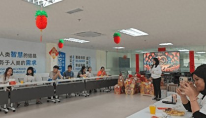 Joining hands with foreign friends to celebrate the Mid Autumn Festival together