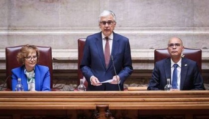 阿吉亚尔-布兰科再次当选葡萄牙议会议长