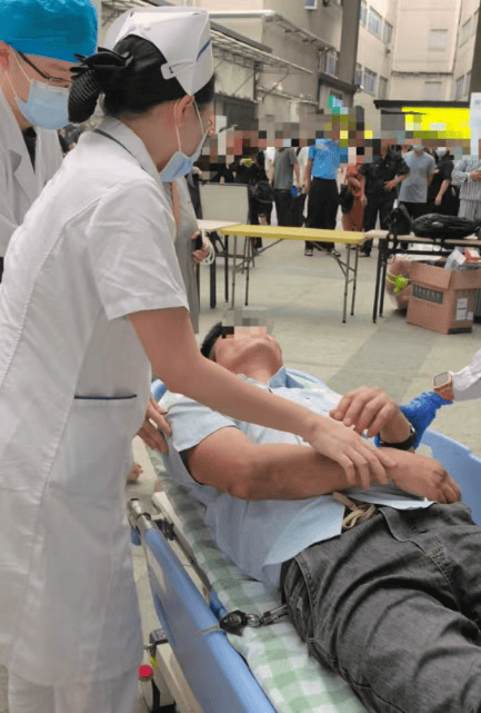 东莞一男子陪同家人就诊时突然倒地，护士“火眼金睛”抢回生机