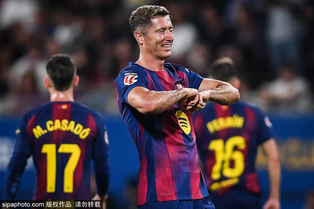 卫冕成功!18岁亚马尔连续两年夺得科帕奖,巴萨新星的崛起之路